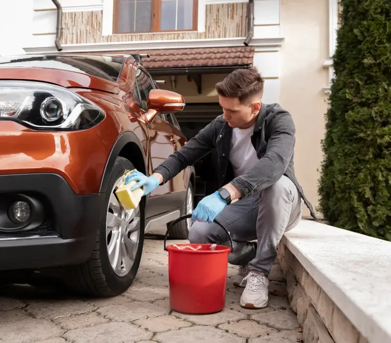 Lavage auto à domicile Lucbardez-et-Bargues : professionnel intervenant sur un véhicule